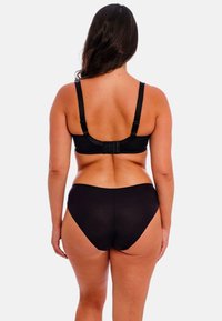 Černá podprsenka a vysoké kalhotky viděné zezadu. Obsahuje nastavitelné ramínka a zapínání na háček a oko u podprsenky. Hladká textura.
