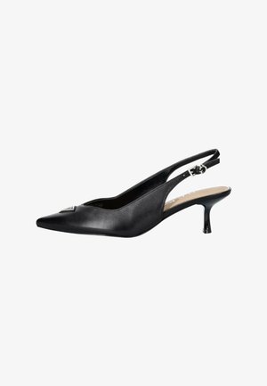 Chaussure slingback en cuir noir avec bout pointu, petit talon kitten et bride à boucle argentée.