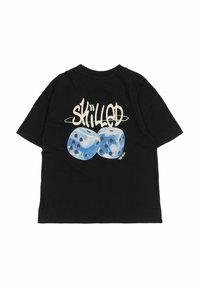 Čierne bavlnené tričko s krátkymi rukávmi, so širokou grafikou dvoch svetlomodrých kociek a nápisom "SKILLED" nad nimi v bielej farbe.