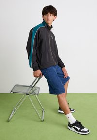 Puma T7  PLAY.LOUD. TRACK - Tréning dzseki - puma black