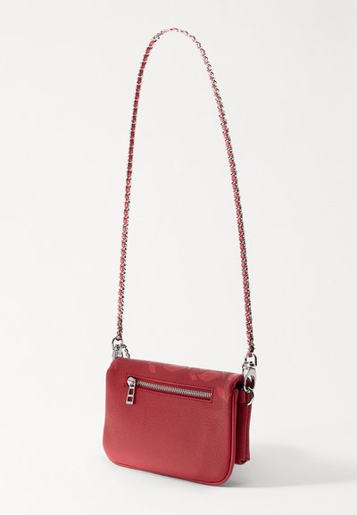 Sac en cuir rouge à bandoulière avec une surface texturée, de forme rectangulaire, quincaillerie en argent et une chaîne portant des accents rouges.