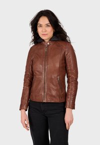Giubbotto da moto in pelle marrone con zip frontale, dettagli a coste sulle spalle e cappuccio grigio removibile. Presenta due tasche laterali.