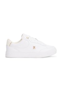 Weiße Sneaker aus synthetischem Material mit glatter Oberfläche, Schnürdesign, goldenen Akzenten an der Seite und dezentem Logo.
