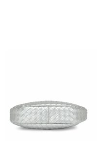 Okrúhly vankúš z kovovo strieborného koženého materiálu s tkanou textúrou, s plochým, polstrovaným povrchom a bezšvovým okrajom.