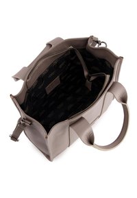Hellgraue Leder-Handtasche mit strukturierter Oberfläche, ausgestattet mit einem Reißverschluss, geräumigem Innenraum und einem mit Logo versehenen schwarzen Innenfutter.