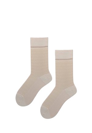Paar beige Crew-Socken mit einem etwas dunkleren Bündchen und verstärkten Zehen- und Fersenbereichen auf weißem Hintergrund.