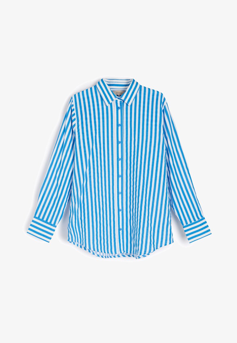 Niebieska i biała koszula zapinana na guziki z kołnierzykiem, długimi rękawami i zaokrąglonym dołem. Tkanina ma gładką fakturę; guziki są w dopasowanym niebieskim kolorze.