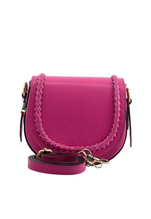 Kleine leuchtend pinke Leder-Umhängetasche mit geflochtenem Rand und abnehmbarem Riemen mit goldfarbenen Verschlüssen vor weißem Hintergrund.