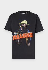 Tricou negru din bumbac cu un imprimeu grafic al unui bărbat cu o pălărie de cowboy. Text portocaliu îndrăzneț cuvântează "Post MALONE" în jurul imaginii.