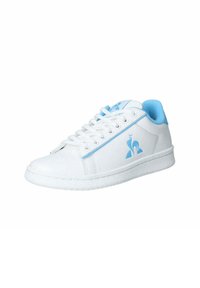 Sneaker bianca con accenti e rifiniture azzurri, caratterizzata da un design con lacci e un logo sul lato. Materiale liscio con suola texturizzata.