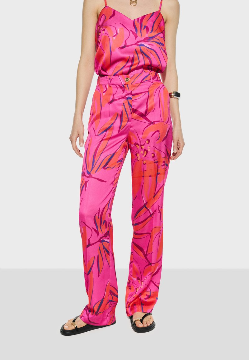 Roze satijnen camisole en bijpassende broek met een levendig bloemmotief in oranje en blauw, met een ontspannen pasvorm en hoge taille.