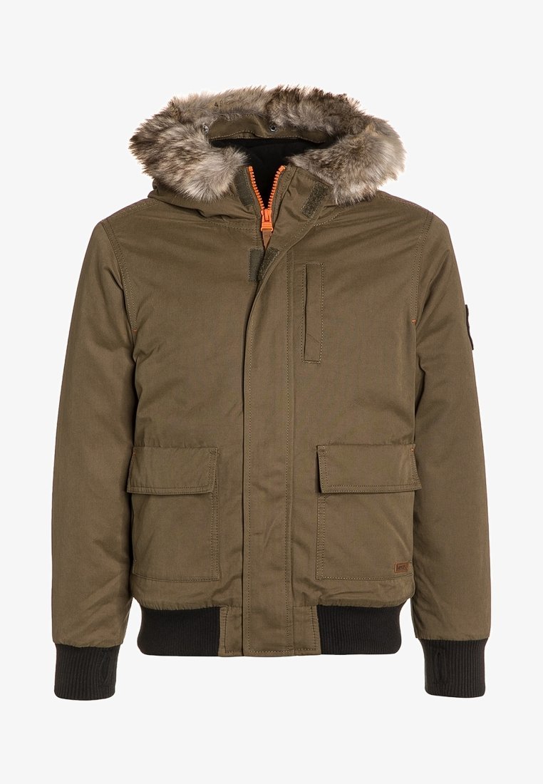Oliwkowa parka z kapturem wyłożonym sztucznym futerkiem, zamkiem błyskawicznym z przodu, dwoma dużymi kieszeniami i ściągaczami przy mankietach. Charakterystyczny pomarańczowy detal na zamku.