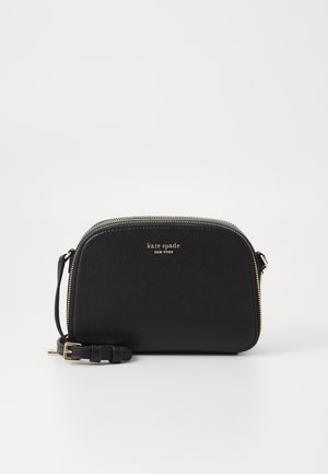 Czarna skórzana torebka Kate Spade na ramię z złotym zamkiem błyskawicznym i regulowanym paskiem, z tłoczonym na przodzie logo marki w kolorze złotym.