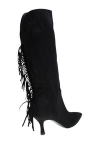 Stivali neri al ginocchio in suede, con punta affusolata, tacco sottile e dettagli in frange lungo il lato esterno.