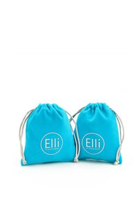 Två små dragsnörningsväskor i ljus turkos tyg med silverdetaljer och en cirkulär logotyp med "Elli" i vit text.