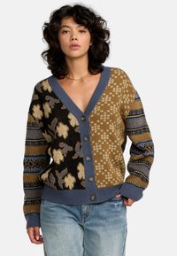 Strickjacke mit V-Ausschnitt, mehrfarbigen Mustern in Braun-, Blau- und Cremetönen, großen Knöpfen und gerippten Bündchen. Lässige Passform.