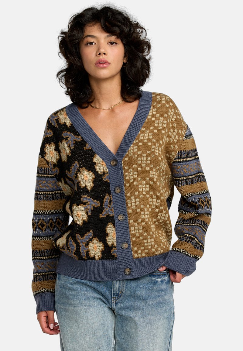Strickjacke mit V-Ausschnitt, mehrfarbigen Mustern in Braun-, Blau- und Cremetönen, großen Knöpfen und gerippten Bündchen. Lässige Passform.