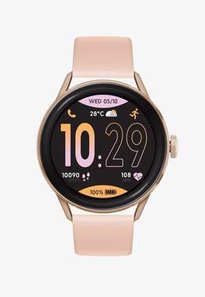 Montre intelligente ronde avec un bracelet en silicone rose. L'écran affiche l'heure, le nombre de pas, le rythme cardiaque et le pourcentage de batterie sur un fond noir.