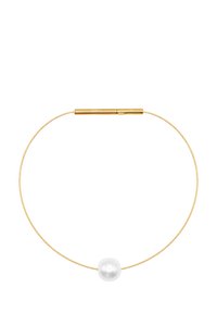 Collana in metallo color oro con un design a filo sottile, caratterizzata da una grande perla bianca centrale. Estetica minimalista e contemporanea.