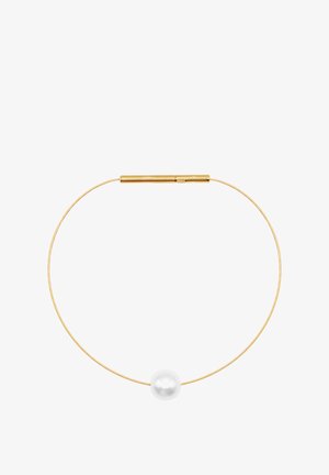 Goldfarbener Metallverschluss mit einem dünnen Drahtdesign, das eine zentrale große weiße Perle zeigt. Minimalistische und zeitgenössische Ästhetik.