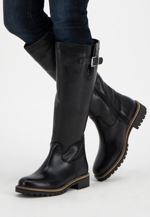 Bottes noires en cuir jusqu'aux genoux avec finition texturée, détail de boucle et semelle crantée robuste, dotées d'une fermeture éclair sur le côté pour un enfilage facile.