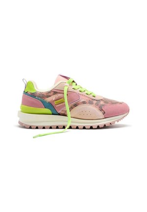 Sneaker con tomaia in mesh rosa con accenti verdi e blu, suola bianca spessa e lacci verdi brillanti. Design testurizzato in tutta la scarpa.