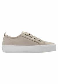 Zapatillas de lona beige con perfil bajo, que cuentan con una suela de goma blanca y ojetes metálicos para los cordones, textura suave y una lengüeta trasera.
