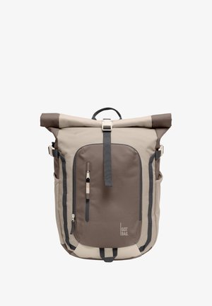 Mochila beige y marrón con cierre enrollable, bolsillo frontal con cremallera y correas negras, etiquetada "GOT BAG" en la esquina inferior derecha.