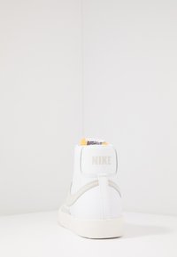 Nike Sportswear BLAZER '77 UNISEX - Sapatilhas de cano alto - white/light bone/sail