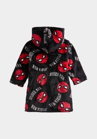 Czarna polarowa szlafrok z kapturem, ozdobiony czerwonymi nadrukami twarzy Spider-Mana i tekstem "SPIDER MAN" w szarym kolorze. Miękka tekstura, rękawy o średniej długości.