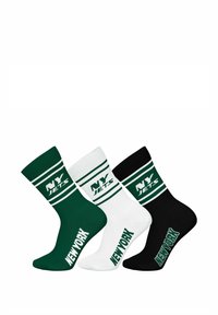 Kolme paria miehustossuja: tummanvihreät valkoisilla raidoilla ja logolla, valkoiset tummanvihreällä logolla ja mustat valkoisilla raidoilla ja logolla.