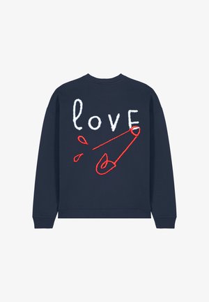 Felpa blu navy con testo ricamato che recita "amore" in bianco, con un design di spilla di sicurezza rossa e gocce decorative rosse.