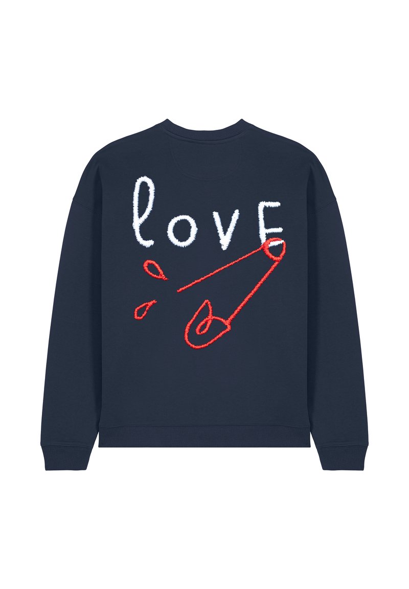 Felpa blu navy con testo ricamato che recita "amore" in bianco, con un design di spilla di sicurezza rossa e gocce decorative rosse.