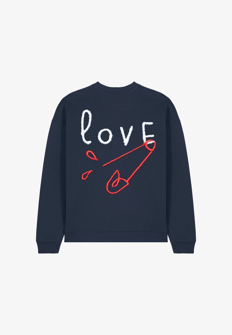 Sweatshirt marine avec un texte brodé qui dit "amour" en blanc, avec un design de épingle de sécurité rouge et des gouttes décoratives rouges.