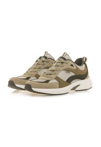 Sneaker beige e oliva in materiale mesh e camoscio, con suola spessa, punta rotonda, lacci e accenti a contrasto.