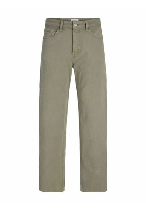 Beige rechte broek met knoop en rits aan de voorkant, riemlussen en voor- en achterzakken, weergegeven tegen een witte achtergrond.
