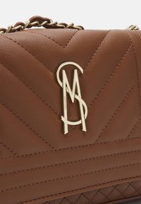 Steve Madden BCALA - Axelremsväska - cognac