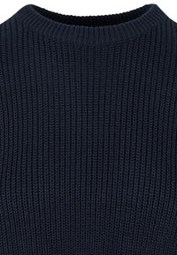 Pull en maille bleu marine foncé avec une texture côtelée et un col rond haut, présentant un motif épais et uniforme sur l'ensemble.