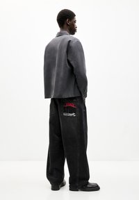PULL&BEAR BALLOON FIT WITH EMBROIDERED POCKET - Jeans baggy - black
