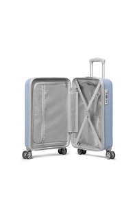 Blauwe harde koffer met een zilveren interieur, ritscompartimenten, kruisbanden, vier wielen en een uitschuifbaar handvat.