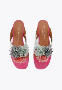 Sandali slide in suede rosa con un accent decorativo floreale in grigio e arancione, dotati di una soletta in pelle liscia e design aperto.