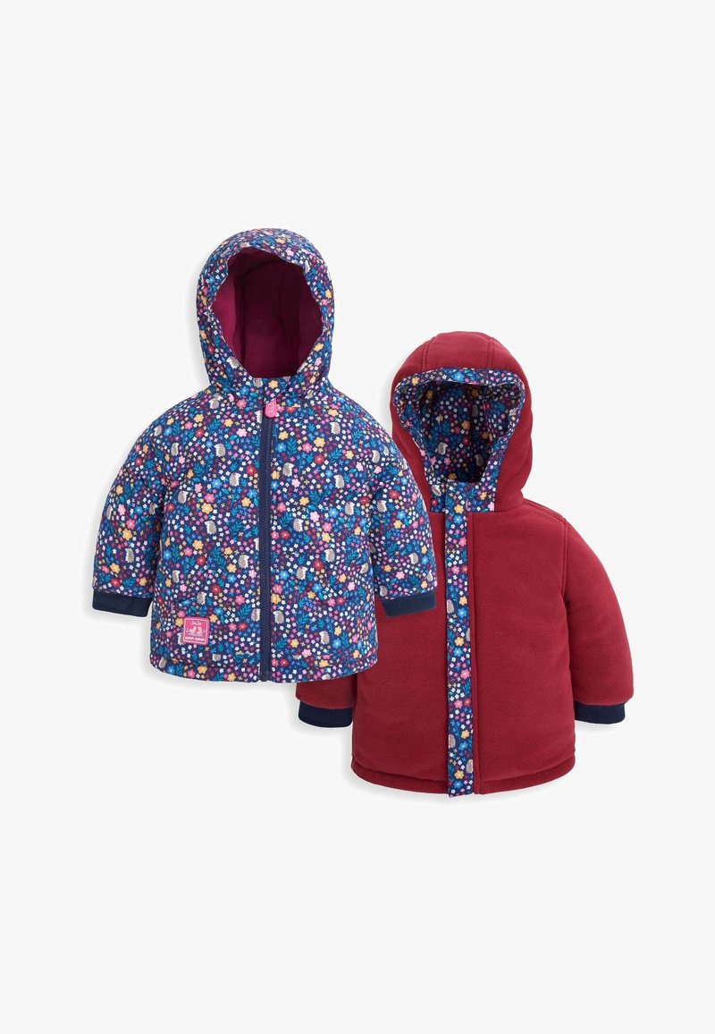 Divi ziemas jakas: viena ir tumši zila ar ziedu rakstu un kapuci, otra ir vienkrāsaina sarkana ar kapuci. Abām ir elastīgas aproces un rāvējslēdzēji.