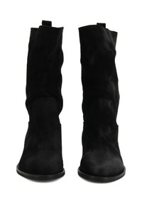Stivali alti neri in suede con un design morbido, caratterizzati da una texture liscia e una punta arrotondata elegante. Nessun hardware visibile.