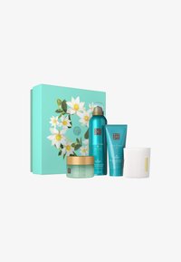 Cadeauset in turquoise doos met bloemendesign, bevat een glazen pot, twee turquoise tubes en een witte textuurkaarsenhouder.