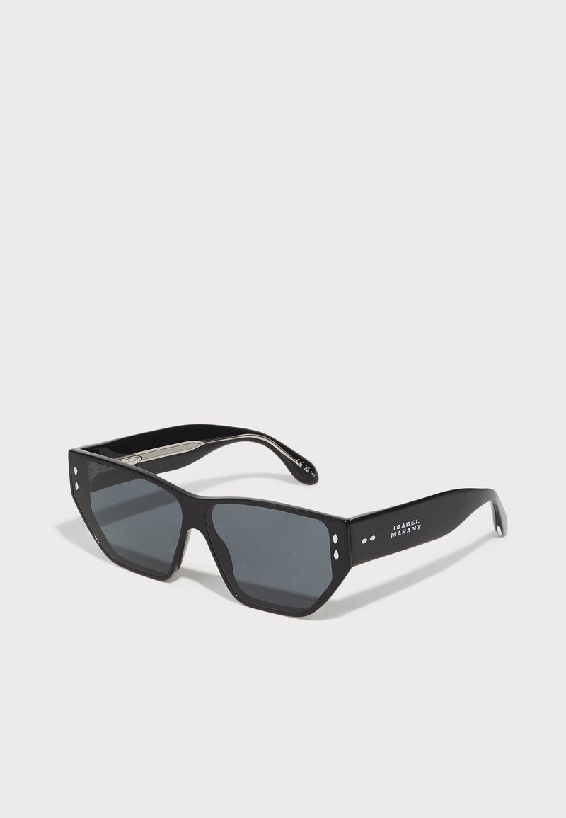 Ochelari de soare dreptunghiulari negri cu lentile întunecate. Rama groasă din plastic are accente argintii și logo pe braț. Design minimalist.