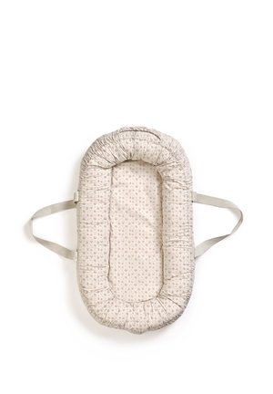 Blød, oval baby-liggeplads med lille blomstermønster og to beige sidehåndtag på hvid baggrund.