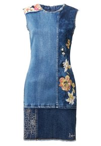 Abito in denim con un design a patchwork in diverse tonalità di blu, decorato con ricami floreali e orlo sfilacciato.