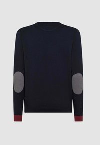 Maglione blu navy con maniche lunghe, toppe grigie sui gomiti e rifiniture bordeaux ai polsini. Design semplice con un motivo a maglia testurizzata.