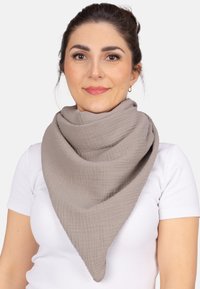 Hellgrau triangularer Schal aus strukturiertem Stoff, um den Hals drapiert, mit subtilen karomuster.