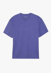 Camiseta corta morada de manga corta hecha de algodón suave. Diseño clásico de cuello redondo con una textura suave y sin patrones o acentos visibles.